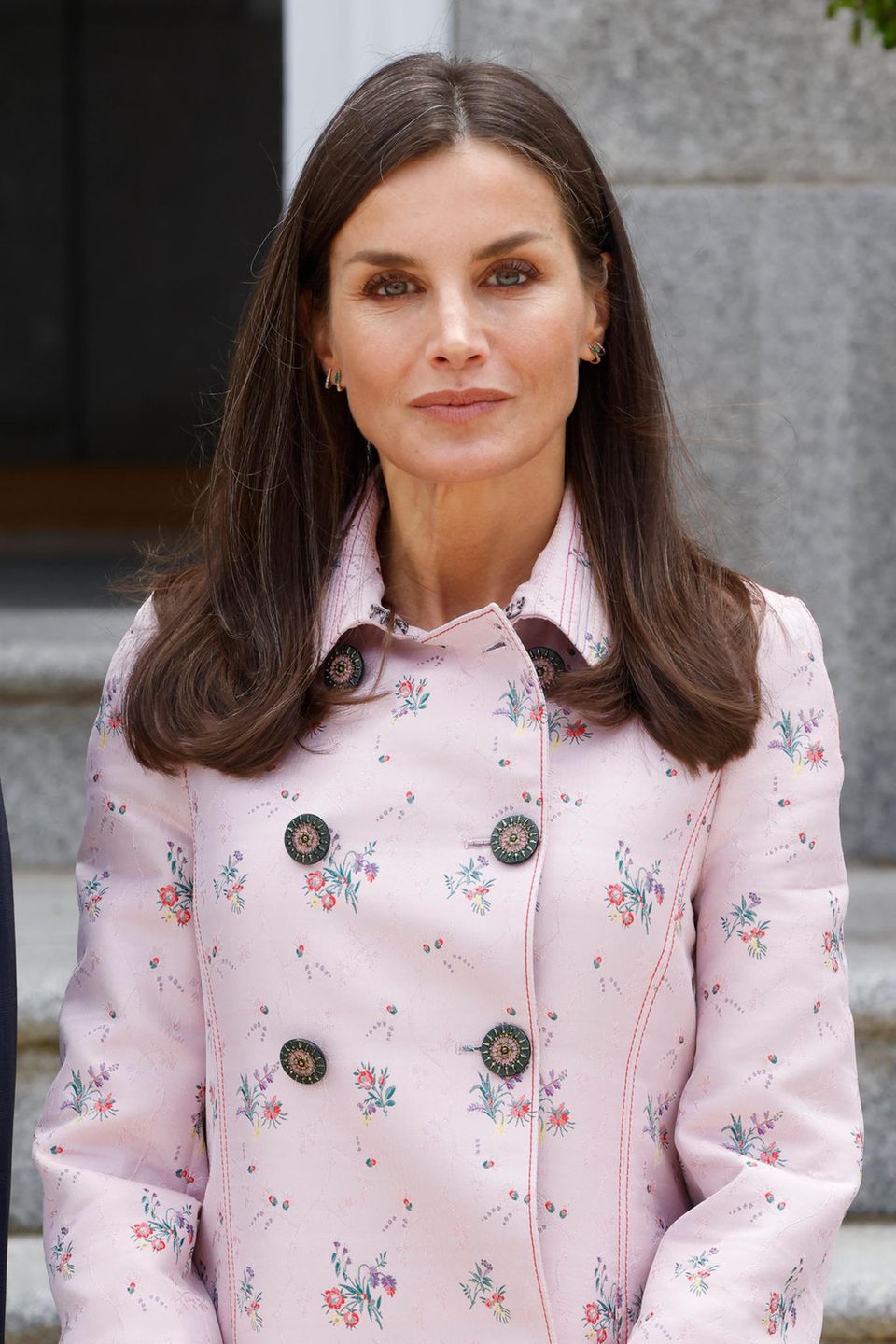 Endlich wieder ohne Maske! Am 28. April 2022 zeigt die Königin von Spanien sich vor dem Mittagessen im Zarzuela-Palast. Ihre Haare sitzen genauso wie üblich und sie scheint keinen Monat älter zu werden. 
