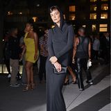 Mit Pony, Kapuzenkleid und strengem Blick ist Katie Holmes bei der Fashion Show von Tom Ford erst auf den zweiten Blick zu erkennen. Die Haar-Transformation erinnert an Linda Evangelista – Katie steht der Micro-Side-Pony aber auch sehr gut. Den monochromen Look macht eine kleine, schwarze Clutch perfekt. 