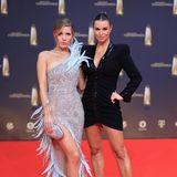 Wie sexy und aufregend der Deutsche Fernsehpreis sein kann, beweisen diese beiden Schönheiten. Victoria Swarovski trägt ein funkelndes Kleid mit Federn und Laura Wontorra präsentiert sich in einem schwarzen Minidress. 