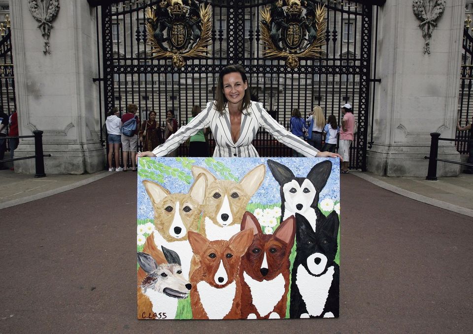 Künstlerin Cindy Lass präsentiert das Gemälde der Corgis der Queen, das sie 2006 in Auftrag gegeben hat. 