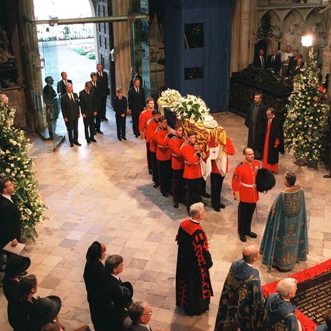 Dianas Sarg erreicht nach Trauerzug die Westminster Abbey