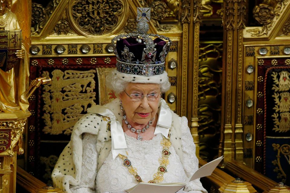 Queen Elizabeth bei der Parlamentseröffnung 2015. 