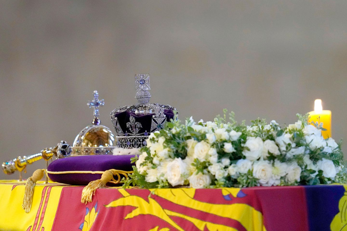 Die Imperial State Crown auf dem Sarg von Queen Elizabeth (†)