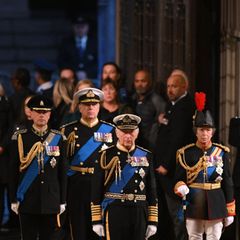 König Charles, Prinzessin Anne, Prinz Andrew und Prinz Edward betreten die Westminster Hall.