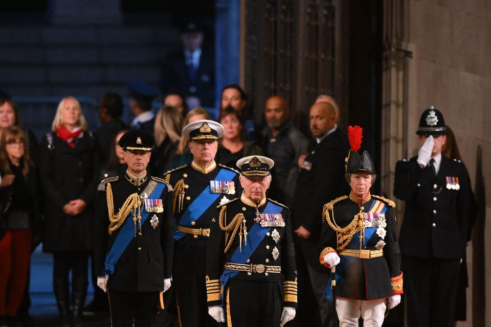 König Charles, Prinzessin Anne, Prinz Andrew und Prinz Edward betreten die Westminster Hall.