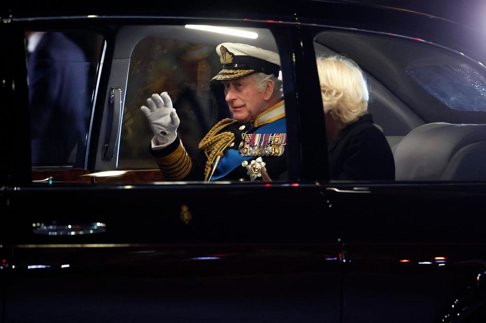 Auch König Charles hat nur noch ein müdes Winken übrig, als er sich mit Königin Camilla vom Volk verabschiedet. Auch König Charles hat nur noch ein müdes Winken übrig, als er sich mit Königin Camilla vom Volk verabschiedet.