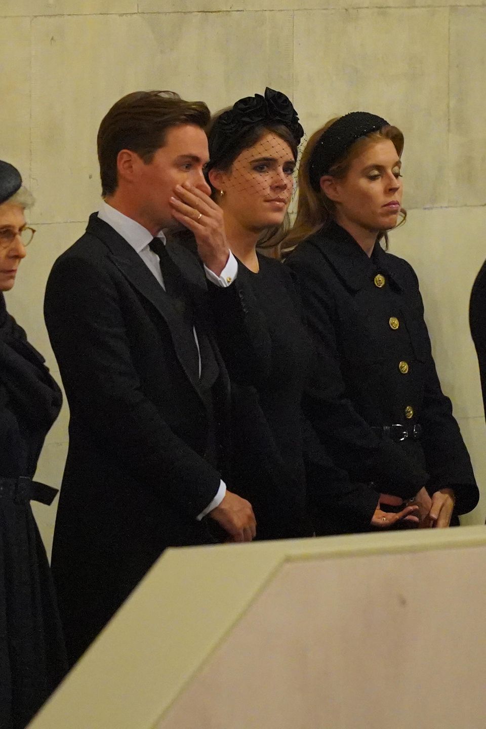 Prinzessin Eugenie, Prinzessin Beatrice und ihr Ehemann Edoardo Mapelli Mozzi werden immer wieder von ihren Emotionen überwältigt.