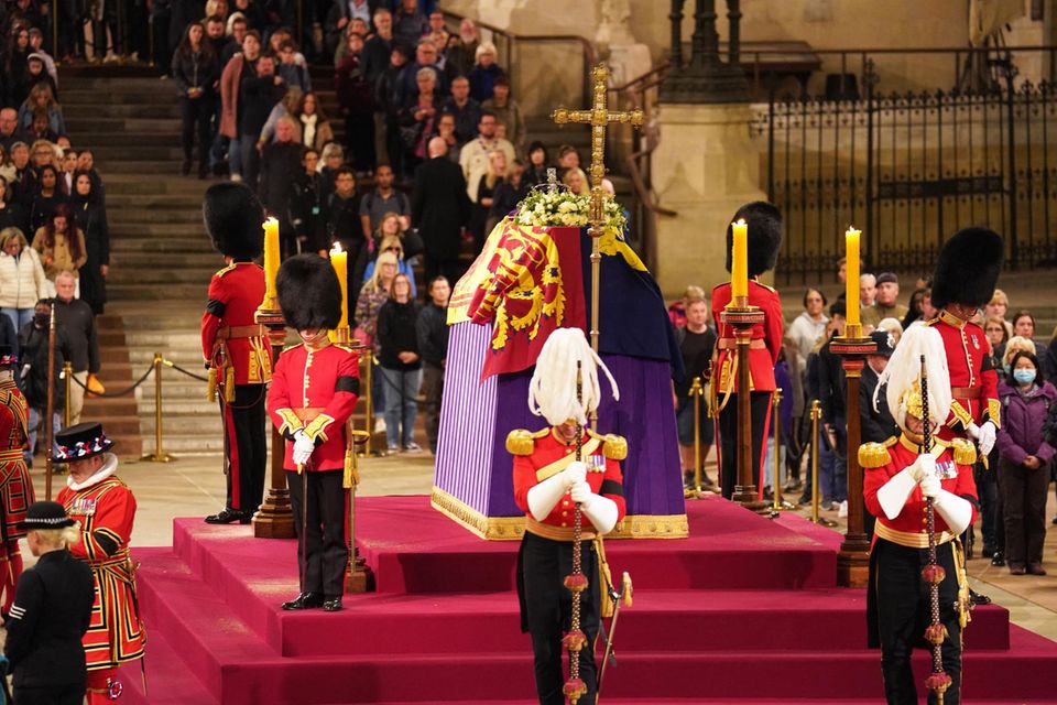 Der Sarg von Queen Elizabeth, †96, ist in der Westminster Hall aufgebahrt.