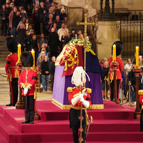 Der Sarg von Queen Elizabeth, †96, ist in der Westminster Hall aufgebahrt.
