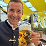 17. September 2022  Ein ganz breites Lächeln hat Kai Pflaume aufgelegt! Kein Wunder, denn es heißt nach zwei Jahren Corona-Zwangspause ab heute endlich wieder "O'zapft is". Der Moderator wünscht allen eine friedliche Wiesn, und mit einer kleinen beschrifteten Wäscheklammer an seiner Trachtenjacke verrät er uns sogar seinen Oktoberfest-Spitznamen: Maschine! 