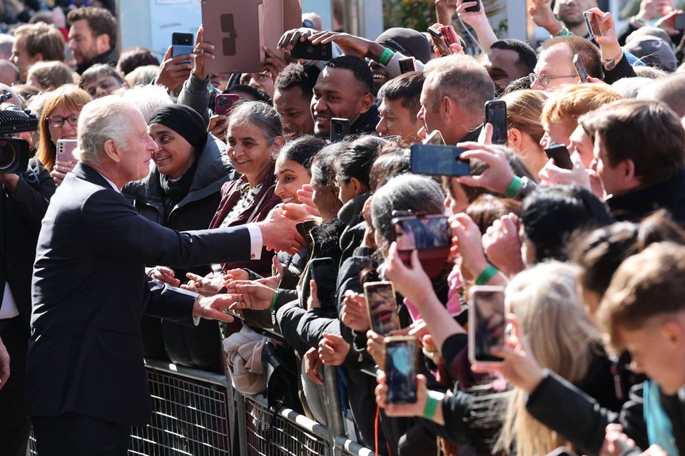 König Charles überrascht Royal-Fans vor der Westminster Hall in London.