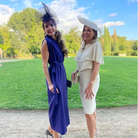 Tessy Antony-de Nassau besucht die Hochzeit von Freunden in Madrid. In einem lilafarbenen Kleid mit Bindegürtel und passendem Fascinator ist sie in echter Hingucker. Doch der Look sieht nicht nur hübsch aus, er ist auch noch etwas ganz Besonderes. Das Kleid stammt nämlich von ihrem Label "Human Highness" und wurde von Tessy selbst designt.