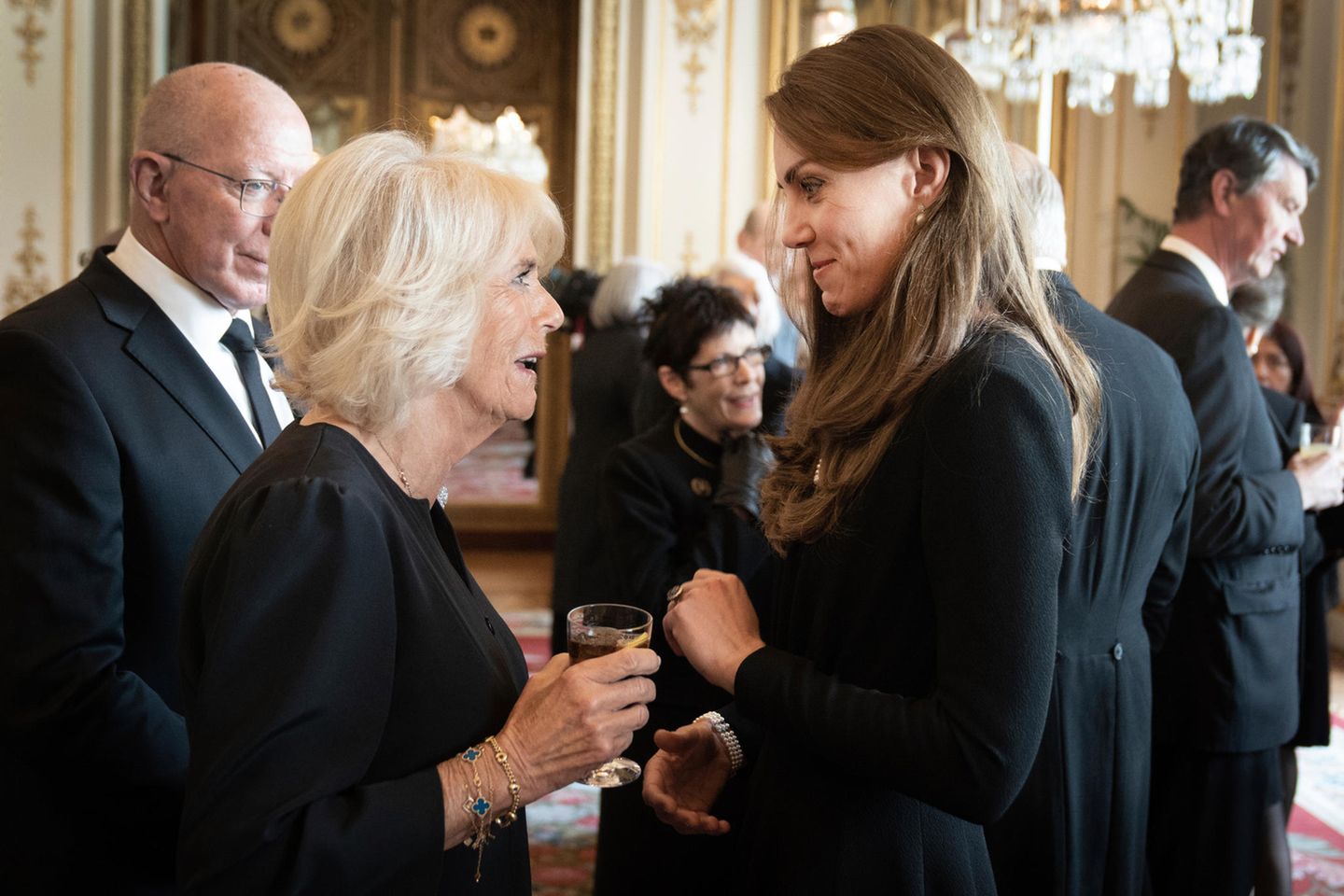 Kraliçe Camilla ve Galler Prensesi Catherine, 16 Eylül 2022 Cumartesi günü Buckingham Sarayı'nda İngiliz Milletler Topluluğu Genel Valileri için bir öğle yemeği sırasında. 