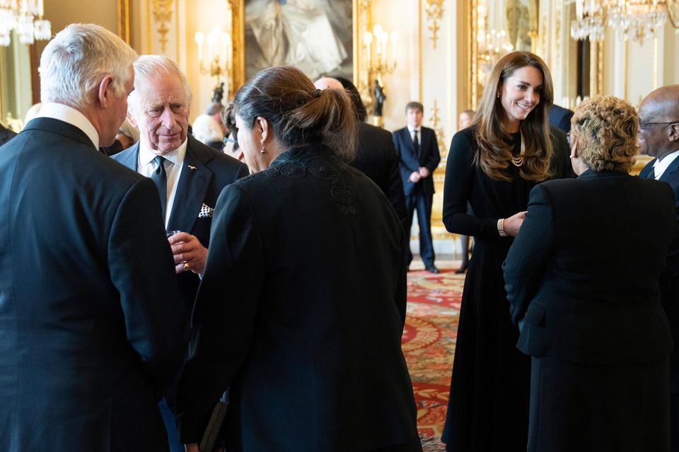 König Charles und Catherine, Princess of Wales, während eines Mittagessens für die Generalgouverneure der Commonwealth-Staaten im Buckingham Palast am Samstag, 16. September 2022. 