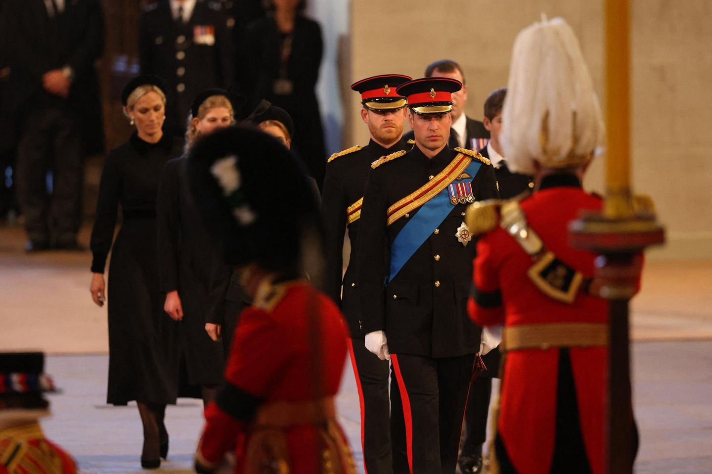 17. September 2022  Die Enkelkinder der Queen erreichen die Westminster Hall. Angeführt werden sie von Prinz William.
