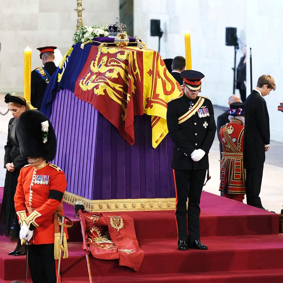 Mit gesenktem Kopf stehen sie neben dem Leichnam ihrer geliebten Granny, während Bürgerinnen und Bürger weiter die Westminster Hall betreten und Abschied von der Rekord-Monarchin nehmen dürfen.