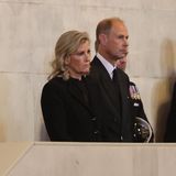 Das wissen auch seine Eltern, Gräfin Sophie von Wessex und Prinz Edward. Angespannt und sichtlich emotional beobachten sie die Zeremonie.
