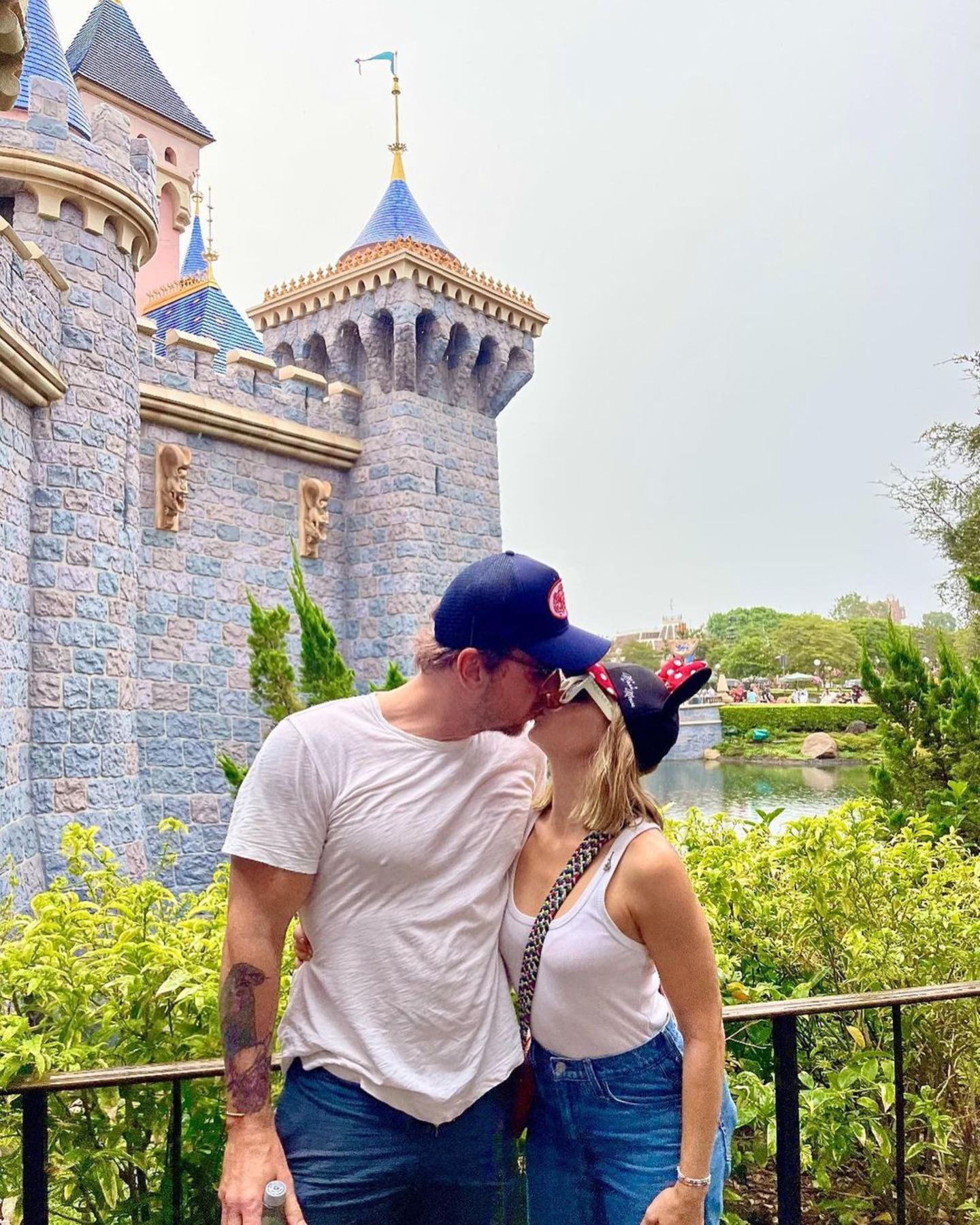 Dax Shepard und Kristen Bell knutschen im Disneyland