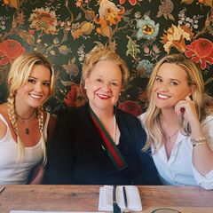 Dass hier drei Generationen toller Frauen zum Familien-Brunch zusammensitzen, kann man schon an ihrem Lächeln sehen, das haben Ava Phillippe, Großmutter Betty Reese und Reese Witherspoon nämlich alle gemeinsam.