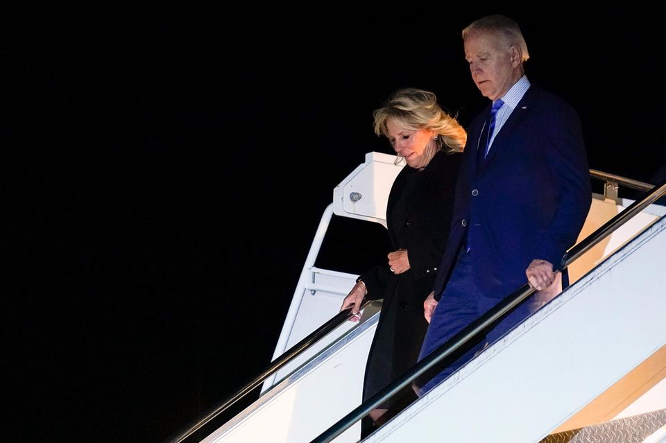 Jill und Joe Biden landen am 17. September 2022 am Flughafen London-Stansted.