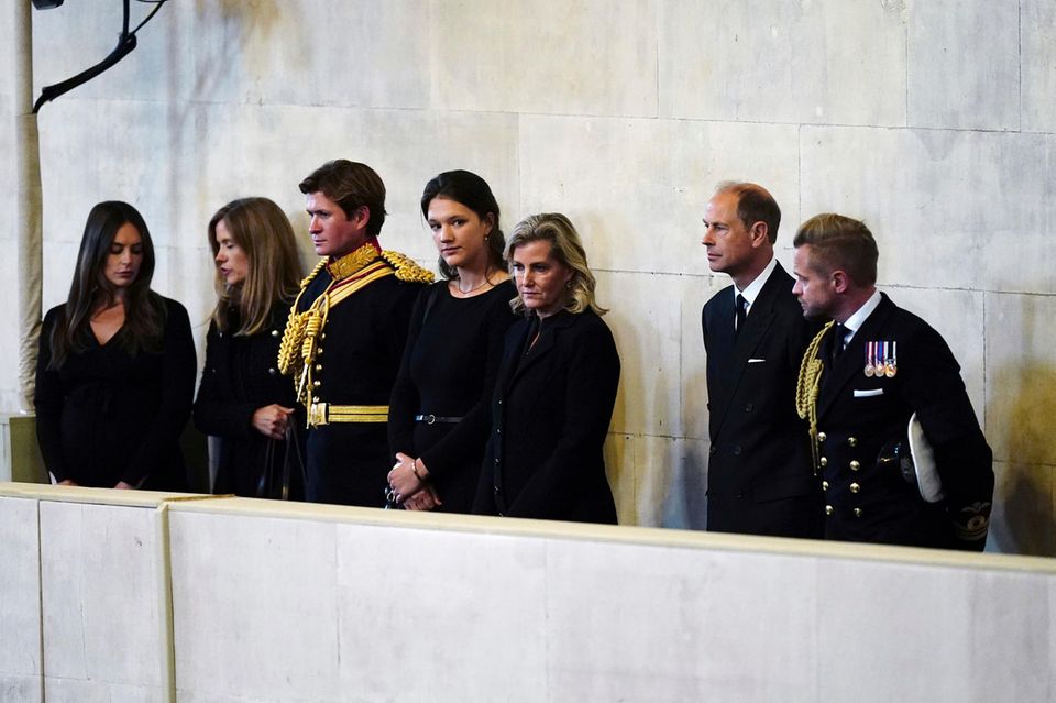 Gräfin Sophie von Wessex und Prinz Edward beobachten ihre Kinder während der Totenwache.