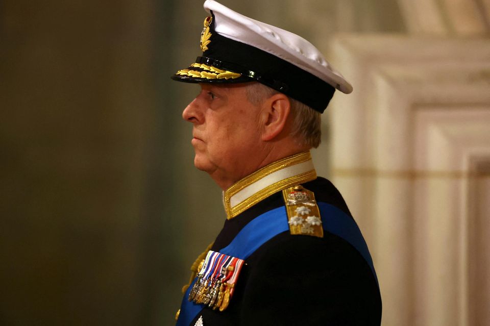 Prinz Andrew bei der Totenwache am 16. September 2022. An seiner Uniform wurden die Initialen "ER" nicht entfernt.