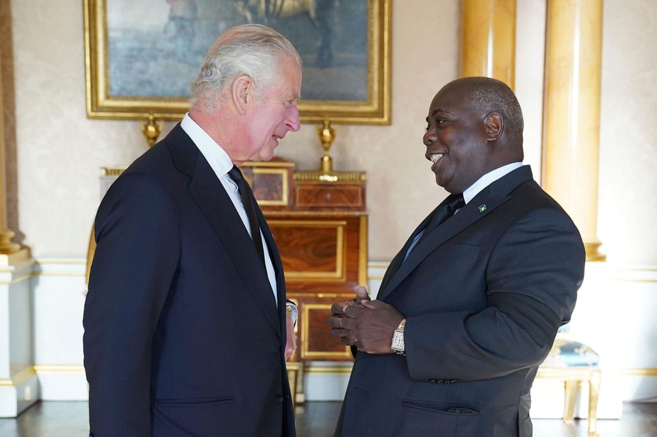 König Charles spricht mit dem Premierminister der Bahamas, Philip Davis.
