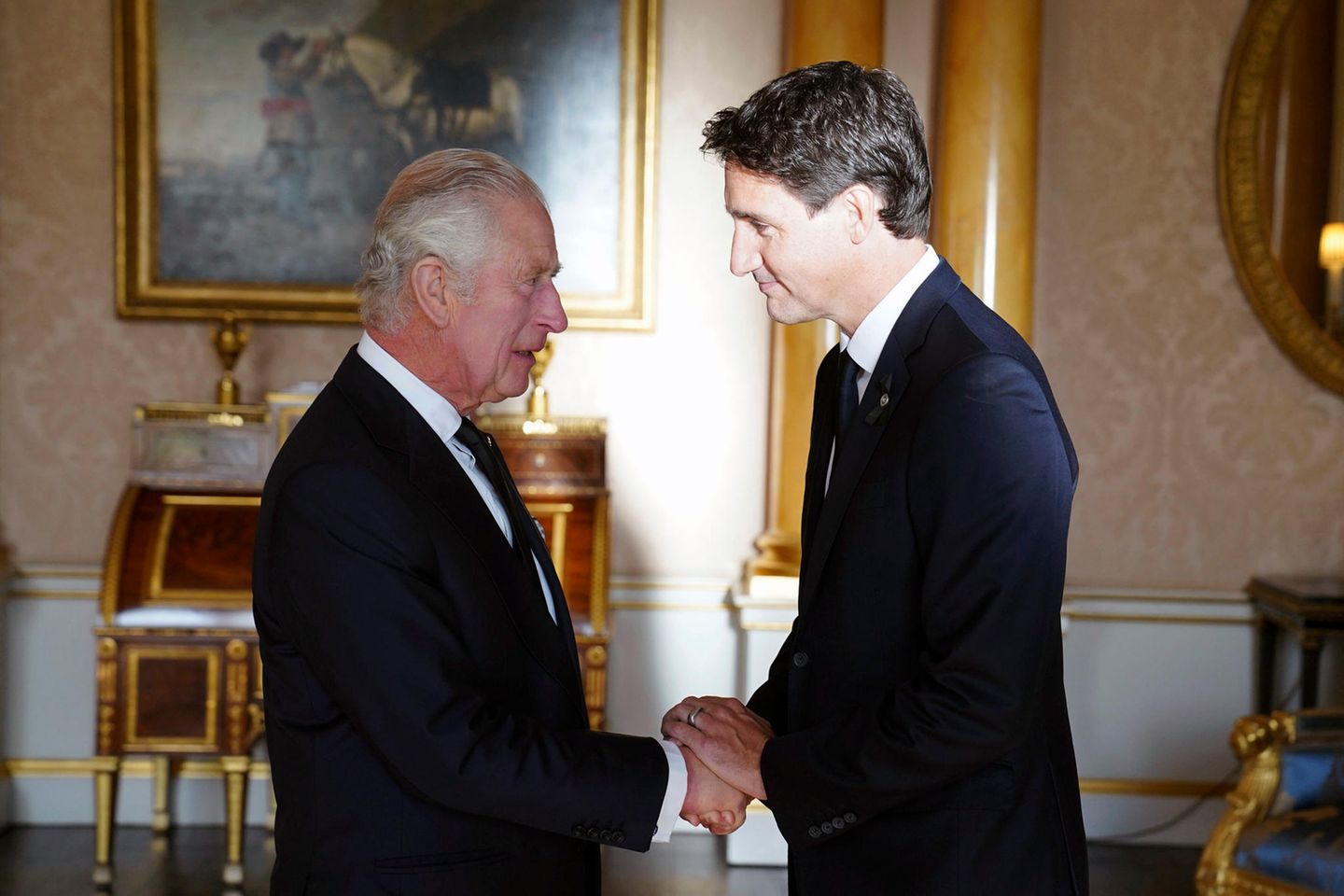 Auch Kanadas Premierminister Justin Trudeau spricht bei seiner Audienz im Vorfeld des großen Staatsempfangs dem neuen König sein Beileid aus.