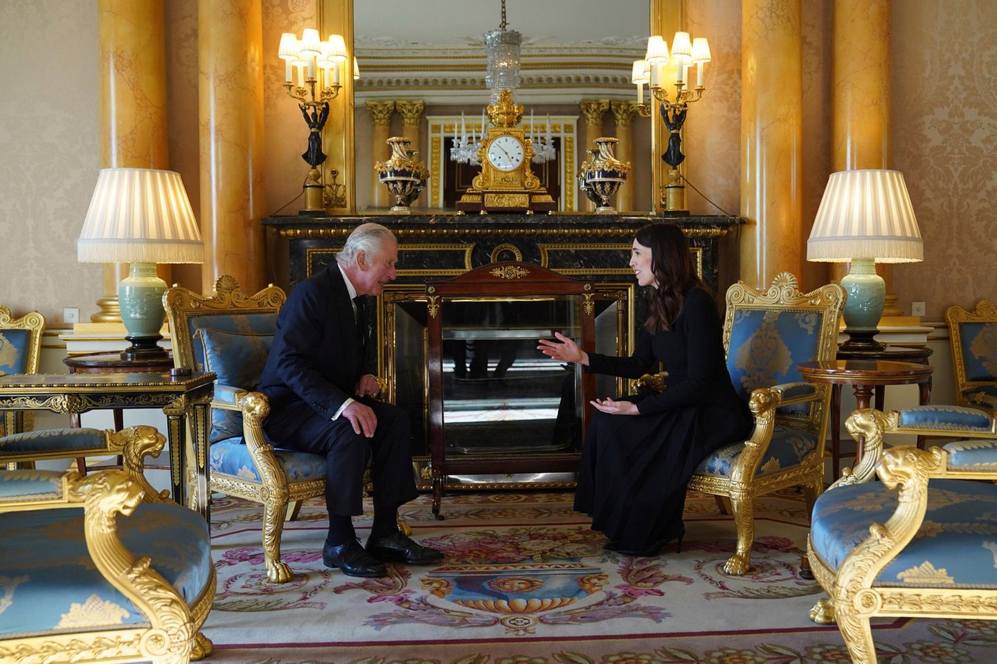 Mit Neuseelands Premierministerin Jacinda Ardern teilt König Charles im Buckingham Palast ebenfalls ein paar nette und wohl fröhliche Worte.