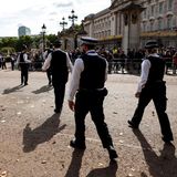 Hunderte Polizisten sorgen schon Stunden vor dem großen Empfang im Buckingham Palast für Ruhe und Ordnung.