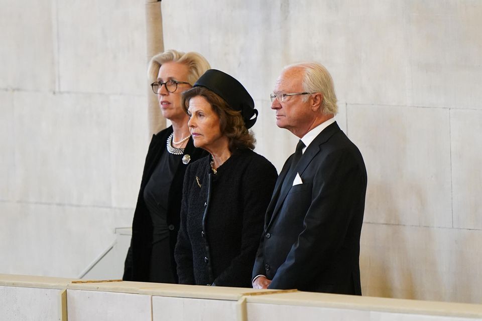 Königin Silvia und König Carl Gustaf nehmen Abschied von Queen Elizabeth in Westminster Hall.