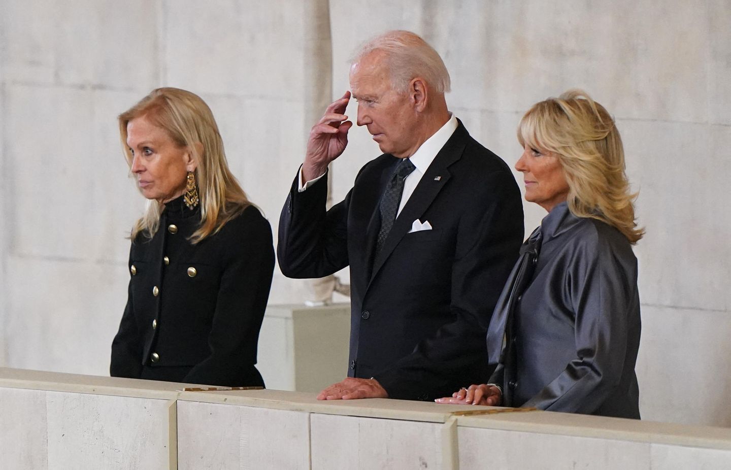 Zuvor hatte das Ehepaar Biden am Sarg der Queen in Westminster Hall noch ein Gebet gesprochen.