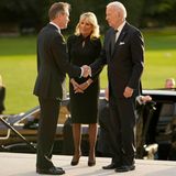 Das US-amerikanische Präsidentenpaar Biden ist im Buckingham Palast angekommen und wid vom "Master of the Household" Sir Tony Johnstone-Burt herzlich begrüßt.