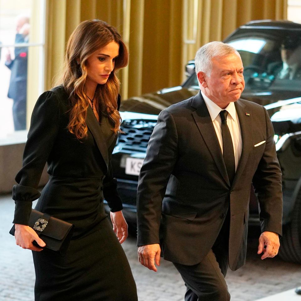 Das Königspaar Rania und Abdullah II. von Jordanien ist ebenfalls im Buckingham Palast eingetroffen.