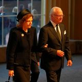 Das schwedische Königspaar Silvia und Carl Gustaf betritt den Buckingham Palast mit traurigen Gesichtern.