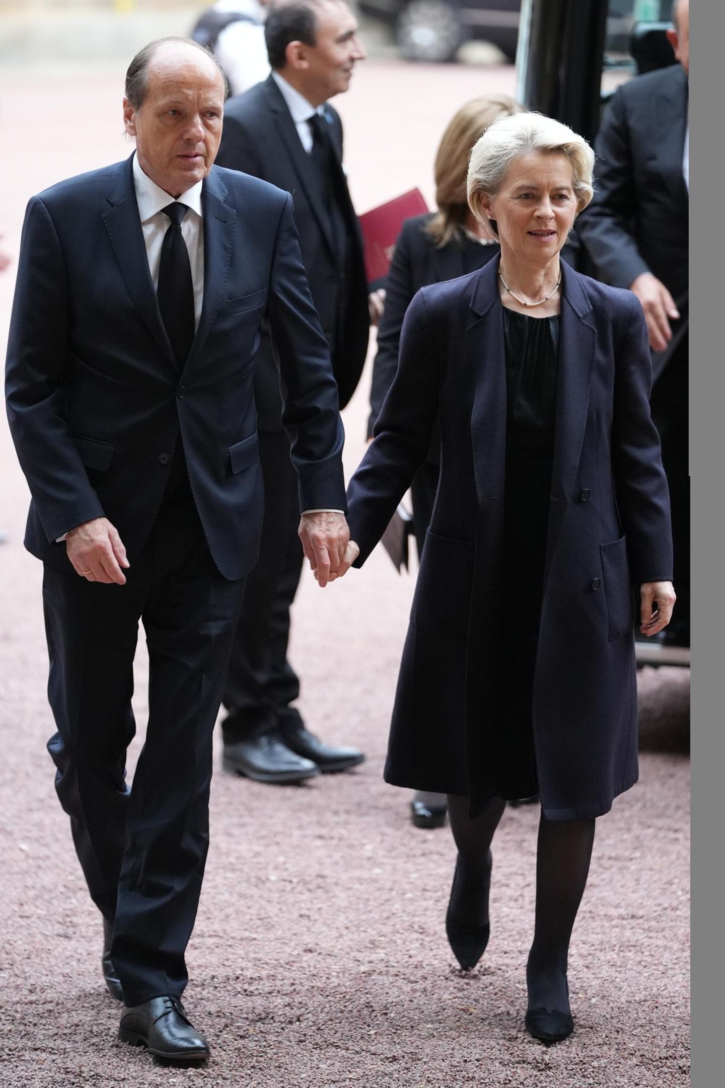 Präsidentin der Europäischen Kommission Ursula von der Leyen ist für den Staatsempfang im Buckingham Palast mit ihrem Mann Heiko angereist.
