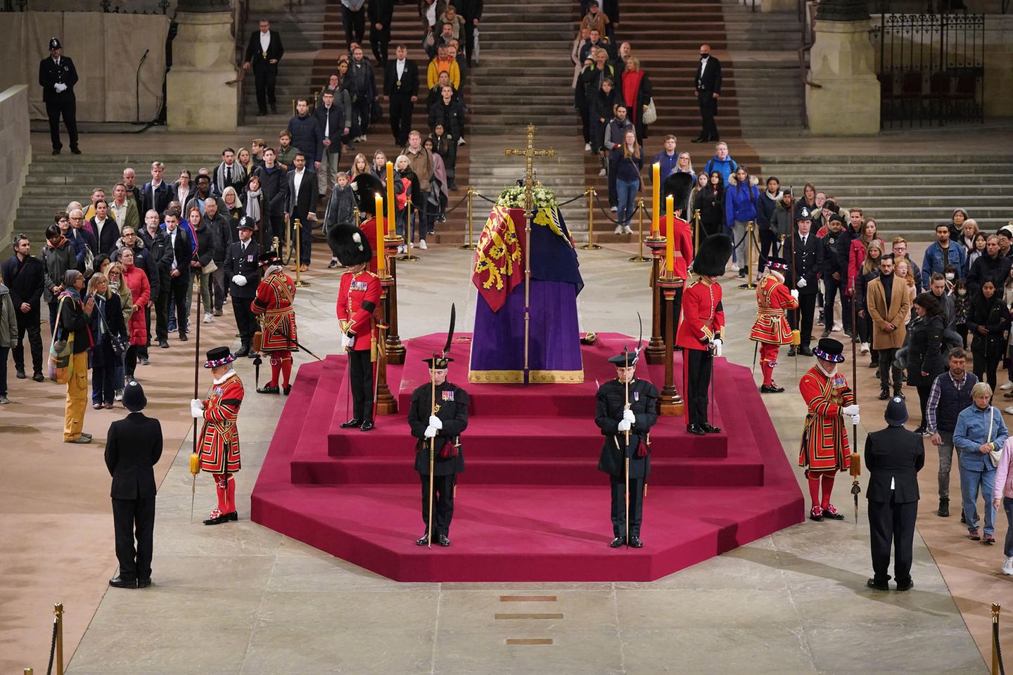 Son ziyaretçiler, 19 Eylül 2022'nin erken saatlerinde Westminster Hall'da Kraliçe Elizabeth'e (†) veda etti, tabutu Westminster Abbey alayı için hazırlanmadan önce.