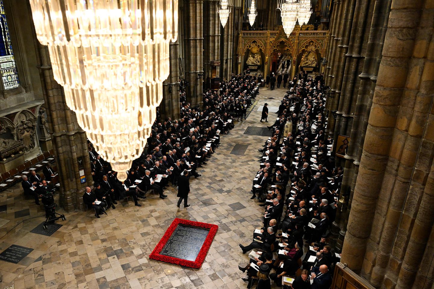 Gäste versammeln sich für den Gottesdienst zum Staatsbegräbnis in der Westminster Abbey am 19. September 2022.