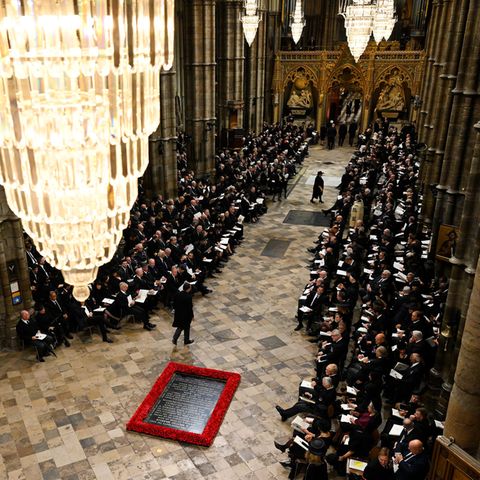 Gäste versammeln sich für den Gottesdienst zum Staatsbegräbnis in der Westminster Abbey am 19. September 2022.
