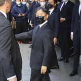 Der japanische Kaiser Naruhito verlässt am 18. September 2022 ein Hotel in London, um an einem Empfang im Buckingham Palast teilzunehmen.