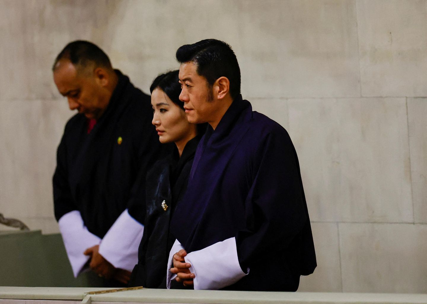 Bhutans König Jigme Khesar Namgyel Wangchuck und Königin Jetsun Pema betrachten den Sarg von Queen Elizabeth in der Westminster Hall.