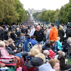 Nicht nur in London wollen unzählige Menschen die umfangreiche Beerdigungszeremonie verfolgen, auch in Windsor, wo Queen Elizabeth am Abend neben ihrem Vater in der St. George's Chapel beigesetzt wird, warten Trauernde auf die Ankunft des Sarges.