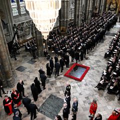 Schon Stunden bevor der Gottesdienst für die vor 11 Tagen verstorbene Queen Elizabeth in der Westminster Abbey beginnt, füllt sich die Kirche mit Trauergästen.