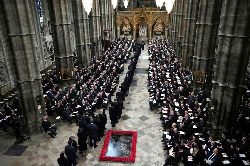Trauergäste nehmen in der Westminster Abbey ihre Plätze ein.