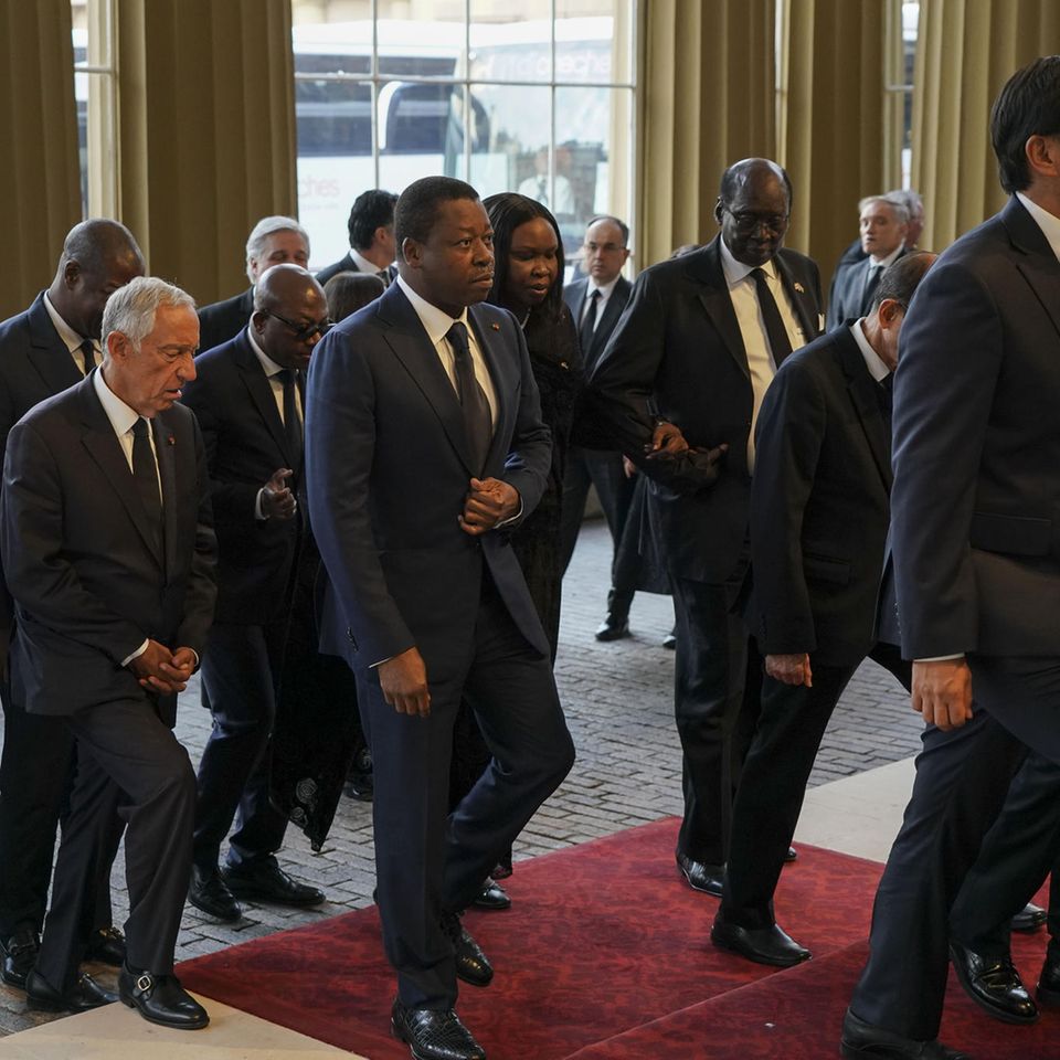 Staats- und Regierungschefs sowie royale Oberhäupter aus aller Welt treffen zum Staatsempfang am Buckingham Palast ein.