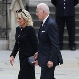 US-Präsident Joe Biden und First Lady Dr. Jill Biden betreten die Westminster Abbey.