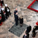 Bevor Joe und Jill Biden in der Westminster Abbey Platz nehmen, sprechen sie an der Grabtafel der Queen.