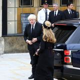 Der ehemalige Premierminister Boris Johnson ist mit seiner Frau Carrie zum Gottesdienst gekommen.