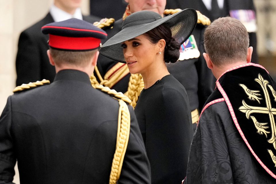 Herzogin Meghan wartet ohne Prinz Harry bis zum Beginn des Staatsbegräbnisses. Der Enkel der Queen begleitet den Sarg seiner Großmutter.