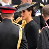 Herzogin Meghan wartet ohne Prinz Harry bis zum Beginn des Staatsbegräbnisses. Der Enkel der Queen begleitet den Sarg seiner Großmutter.